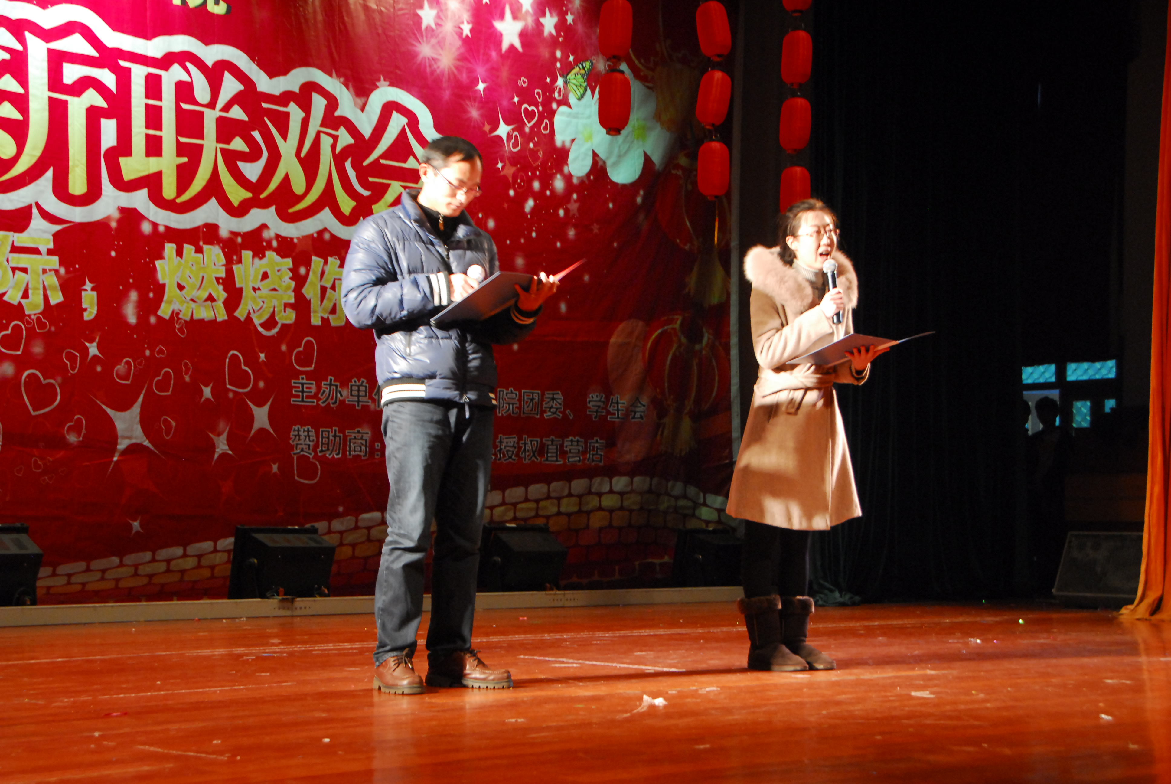 图为司徒乐伟老师与高文静老师对唱情歌